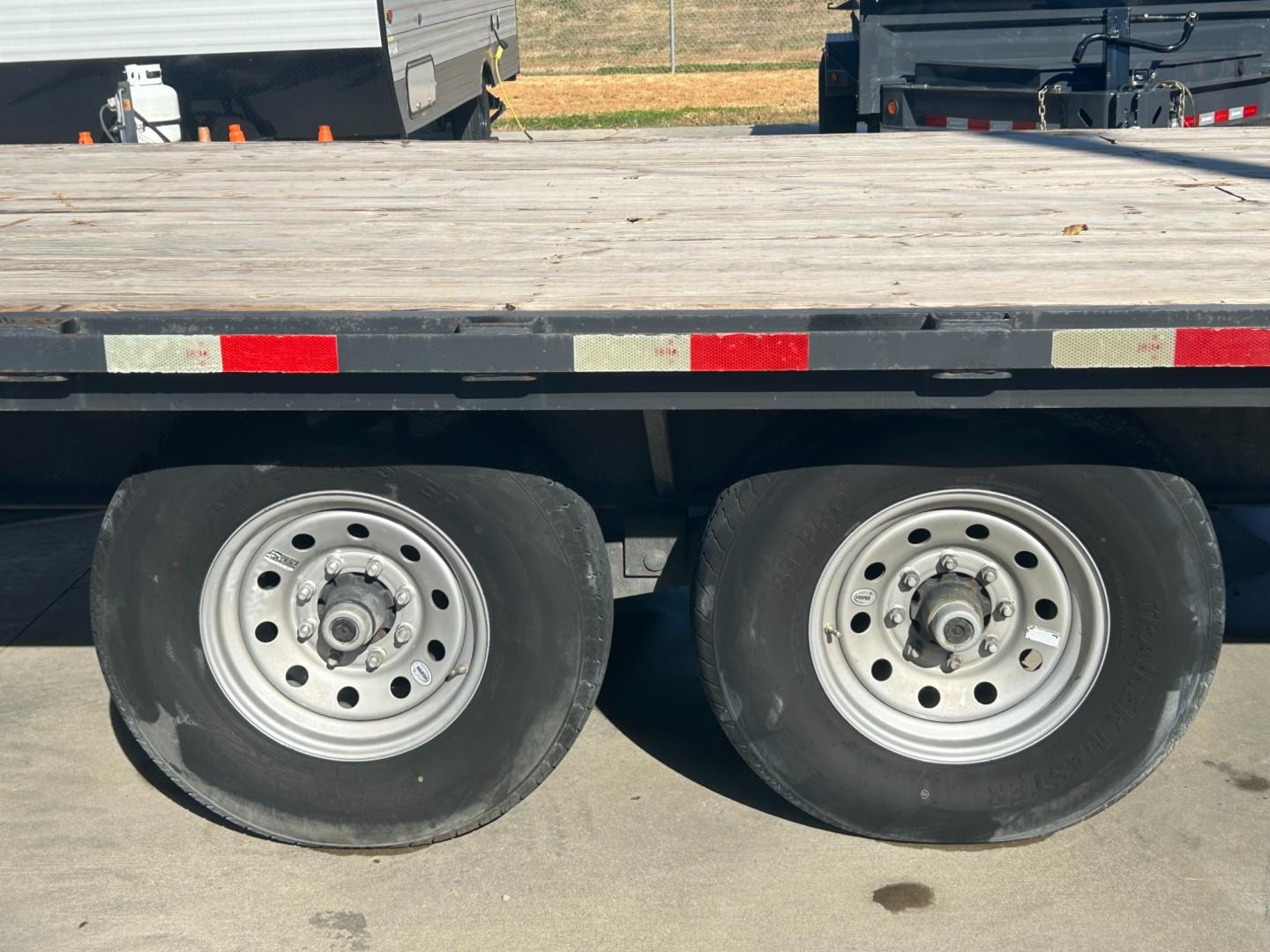 2022 BLACK CALTEX FLATBED (4C9GF4023NM) , located at 17760 Hwy 62, Morris, OK, 74445, 35.609104, -95.877060 - 2022 CALTEX FLATBED IS 40FT, GVWR 14,000, HEAVY DUTY SLIPPER SPRING SUSPENTION, ALL WHEEL ELECTRIC BRAKES ON ALL AXLES, 12' I-BEAM, FRONT LOCKING CHAIN BOX WITH LID, 8’ SLIDE IN RAMPS, DUAL 12,000 lb DROP LEG JACKS $8,500 CALL RUSS OR JONA AT 918-733-4887 - Photo#4